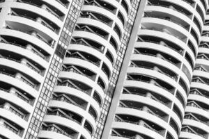 exterior edificio blanco y negro